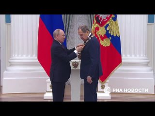 Путин вручил Лаврову высшую награду России — орден Святого Андрея Первозванного    Министр в своей речи заявил, что... (видео)