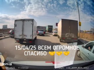 Водитель скорой помощи благодарит всех, кто сегодня уступил ему дорогу на забитом пробками Мурманском шоссе.   Скорая... (видео)