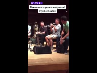 По-настоящему талантливый человек даже на стуле отодвигается талантливо! ... (видео)