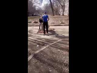 Жители Химмаша не ждут помощи от властей — сами заделывают ямы на Бородина.  Оказалось, что эта дорога не числится за... (видео)
