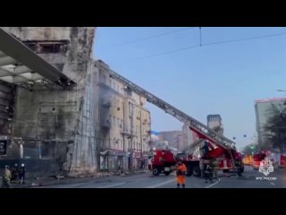 Огонь с горящего в Ростове-на-Дону ТЦ распространился на кровлю стоящей рядом пятиэтажки, жителей эвакуируют, сообщает... (видео)