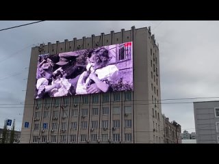 На улицах десятков российских городов вспыхнули медиафасады — с "живыми" фотографиями самых трогательных моментов весны... (видео)