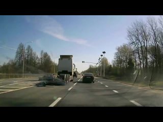 В Московской области тягач подрезал легковушку: от удара машина влетела в отбойник и сделала несколько оборотов в... (видео)