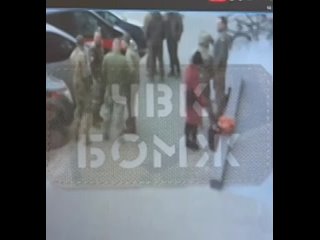 🔞 В Николаеве женщина подорвала толпу ТЦКшников    Кадры из Николаева, где приехавшая из Полтавской области женщина... (видео)