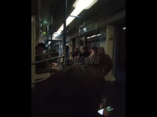 На фиолетовой ветке в столичном метро сбой — на пути упал человек, а люди сидят во вставших вагонах в тоннелях и... (видео)