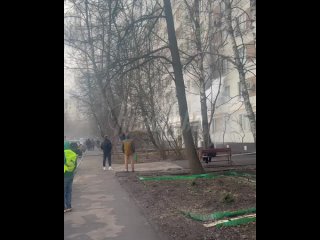 В многоэтажке в Теплом Стане мужчина поджег свою квартиру — заблокированные жители с верхних этажей просят о помощи   ... (видео)