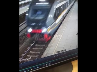 Пьяный мужчина провалился под электричку, когда та подъезжала к платформе. Осторожно, жесткие кадры. 18+    На станции... (видео)