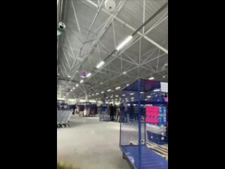 Силовики нагрянули в центр сортировки маркетплейса в поисках мигрантов  Сотрудники ОМОН «Зверобой-Юг» регионального... (видео)