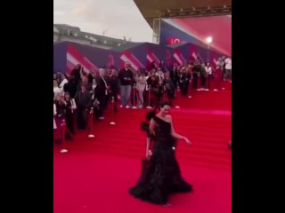 Красота требует жертв!   Настасья Самбурская на открытии ММКФ задела мужчину своим шлейфом. (видео)