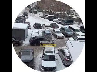 Пишет наша подписчица:  "Вот такой ужас творится уже 7-ой день на улице Красина 60а, дом находится рядом мечетью. ... (видео)