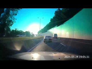 Пункт назначения на адлерской трассе: «китаец» рассыпался на ходу  Вчера вечером на трассе Адлер — Сочи у попутного... (видео)
