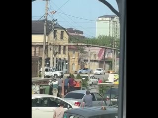 На кадрах — полицейские отстреливаются от нападавшего в Махачкале    На кадрах из Махачкалы видно, как правоохранители... (видео)