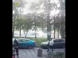🥴 Курьера аферистов ограбили прямо на месте работы    В Москве 52-летний мужчина передал мошенникам крупную сумму... (видео)