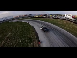 У петербургского гонщика во время заезда у авто отвалилась покрышка, а после... сразу вернулась обратно  Чудеса... (видео)