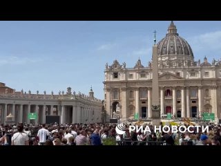 О кончине папы Франциска возвещает колокол собора Святого Петра. Вход на главную площадь Ватикана сейчас перекрыт,... (видео)