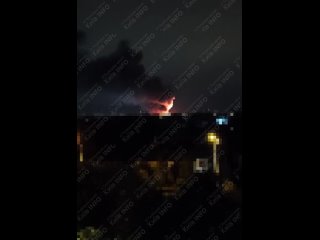 🔥В КИЕВЕ ПОЛЫХАЮТ СКЛАДЫ  В Киеве после взрывов горят склады с вооружением.    Кличко сообщил о  пожаре в складских... (видео)