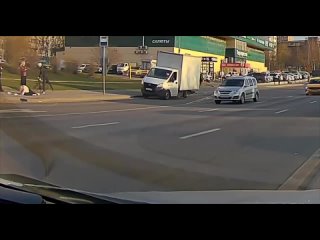 В Москве колесо от «Газели» ударило девушку по голове    У грузовика на ходу отлетело колесо и попало прямо в прохожую.... (видео)
