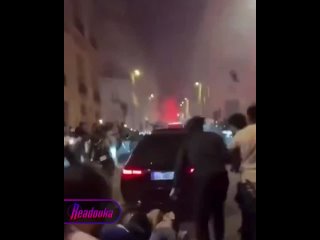 В Париже водитель въехал в толпу болельщиков, как минимум 3 пострадали — фанаты громили город, отмечая победу ПСЖ  ... (видео)