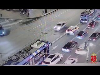 Пьяный перебегал Невский и врезался в троллейбус  Комичное ДТП произошло минувшим вечером возле дома №83 на главной... (видео)