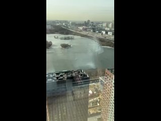 Сегодня из Москвы-реки спасатели вытащили мужчину, который провалился под лед.   Мужчина гулял по льду в районе... (видео)
