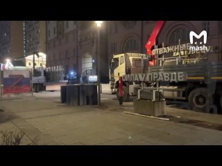 Буквы Z V O уже вернули на место у посольства США в Москве.   Всё помыли, почистили, апгрейднули. Со слов Марии... (видео)
