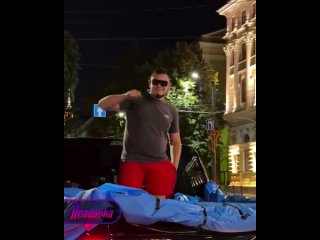 Автохулиганы из Воронежа прокатились с ветерком, пивом и бассейном по улицам ночного города    Трое горячих парней... (видео)