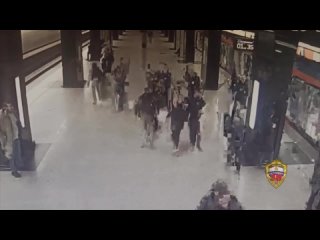 На станции ЦСКА 11-летний мальчик упал на рельсы перед поездом.   Шнурок его обуви развязался, и он оступился.... (видео)
