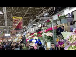 Тюльпаново-восьмимартовское безумие на Рижском рынке в Москве — цены на букетики минимум х2, толпы растерянных мужчин и... (видео)