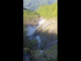 Полноводный огромный водопад Поликаря в сочинских горах💦  Высота водопада составляет примерно 70 м. Питается он от... (видео)