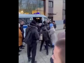 Сотрудники полиции задержали москвичку, которая каталась на самокате с ребенком.   Женщину остановили сотрудники... (видео)