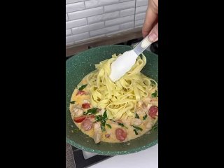 Быстрая и вкусная паста на обед🍝  Ингредиенты: - сливочное масло - 20 гр - куриное филе - 300 гр - помидоры черри -... (видео)