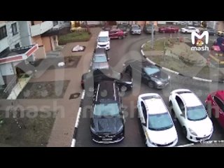 Стрельба в ЖК "Ольгино парк" в подмосковном Железнодорожном.    По данным Mash, неизвестный поджидал с утра мужчину... (видео)