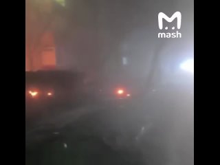 Обломки украинского беспилотника рухнули в жилом дворе Таганрога. На месте пожар. Со слов местных, повреждены пять... (видео)