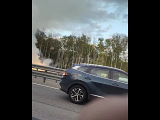 «Макларен» на полной скорости влетел в отбойник и взорвался на трассе в Подмосковье   Под Одинцово желтый McLaren летел... (видео)