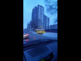 На улице Кошурникова, около остановки "ДК Строитель", троллейбус сорвал провода. Образовалась огромная пробка в сторону... (видео)