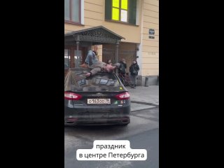 Так выглядит весенний праздник на улицах Петербурга. Накануне солнце светило почти 7 часов — суточный рекорд этого... (видео)