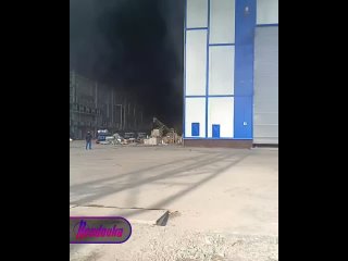 Кадры из эпицентра пожара на Онежском судостроительном заводе    Огромный очаг красно-рыжего пламени... (видео)