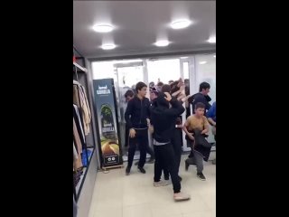 😱 Россияне разнесли магазин из-за одежды за 99 рублей    Магазин в дагестанском Кизляре объявил акцию: если их пост в... (видео)