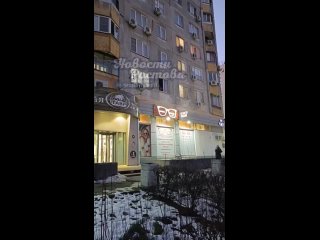 Ростовчанин провёл импровизированный концерт прямо из окна на улице Зорге возле ТЦ «Талер».   Прохожие обратили... (видео)