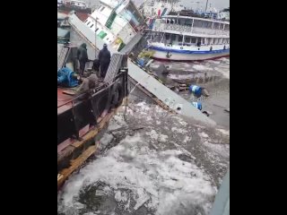 «Бусик пошел на дно» — в Республике Саха корабль за считаные минуты затонул    В Жатайском затоне столкнулись несколько... (видео)