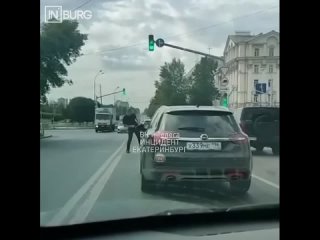 На перекрестке Ленина - Восточная произошла драка между двумя водителями  Судя по кадрам, один из автомобилистов вышел... (видео)