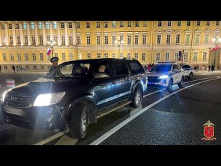 Пьяный неадекват проехал по Невскому на крыше «Тойоты»  Полицейские задержали двух сверхразумов, которые субботним... (видео)