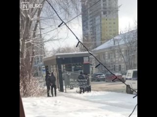 Наши подписчики сообщили, что на Эльмаше полиция задержала двоих парней  По информации нашего читателя, это произошло... (видео)