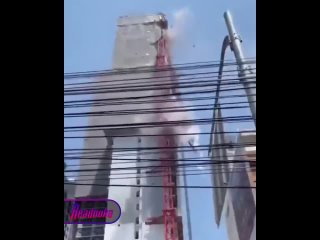 Тайский крановщик сорвался с огромной высоты во время землетрясения    Момент страшной гибели попал на видео: в... (видео)