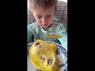 Доброе утро! Сегодня на завтрак яичницу с сосисками готовит двухлетний Ванечка Соболев🍳  Папа Илья помогает малышу. (видео)