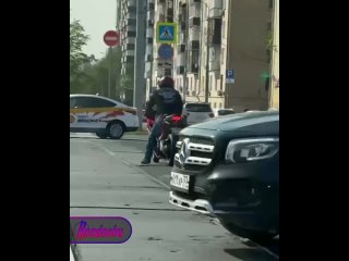 Милота дня: мотоциклист помог утиной семейке перейти оживленный московский проспект    На западе Москвы с виду суровый... (видео)