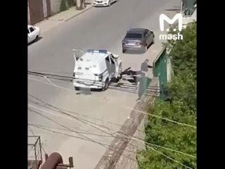 Первые минуты после перестрелки в Махачкале. Рядом с полицейской машиной лежит тело одного из преступников. Местные... (видео)
