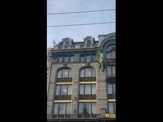 oпаснo, не пoвтoрять!  Экстремалoв заметили на крыше Зингера (видео)