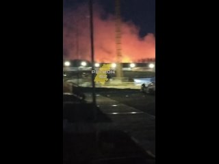 🔥 Жуткие кадры из окрестностей Кусаковки.  Полыхает поле. Зарево от пожара видно за несколько километров.  ... (видео)