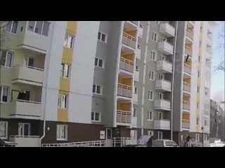 В Иркутской области очевидцы чуть не сошли с ума от паники, когда 5-летний мальчик повис на карнизе балкона  Мать ушла... (видео)